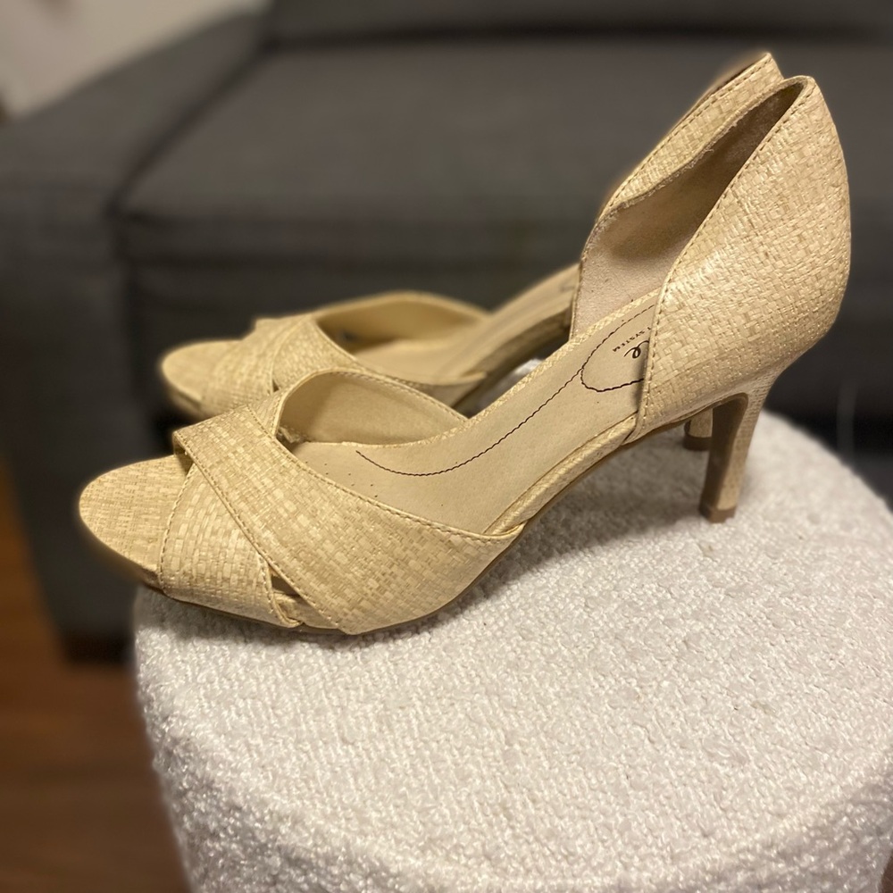 LifesStride Mykonos peep-toe pump in a beige/natural woven fabric - Picture 6 of 6